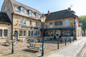 New owners’ refurbishment of historic hostelry gives a nod to its grand past
